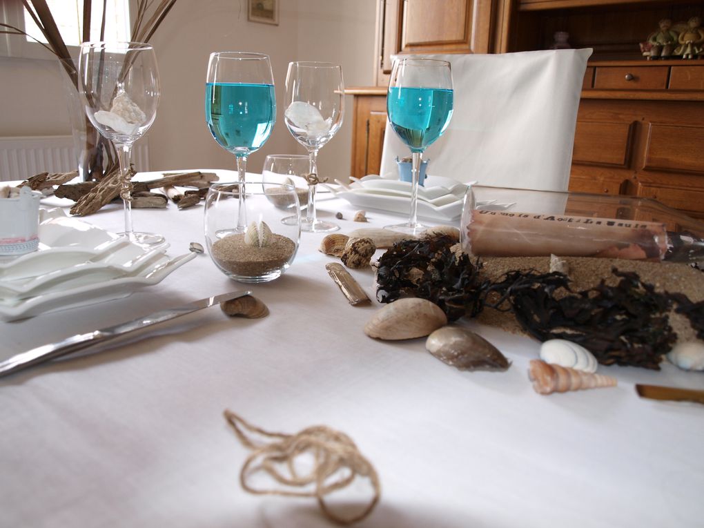 Une table "souvenirs de vacances" réalisée avec ce que la nature nous offre en bord de mer.