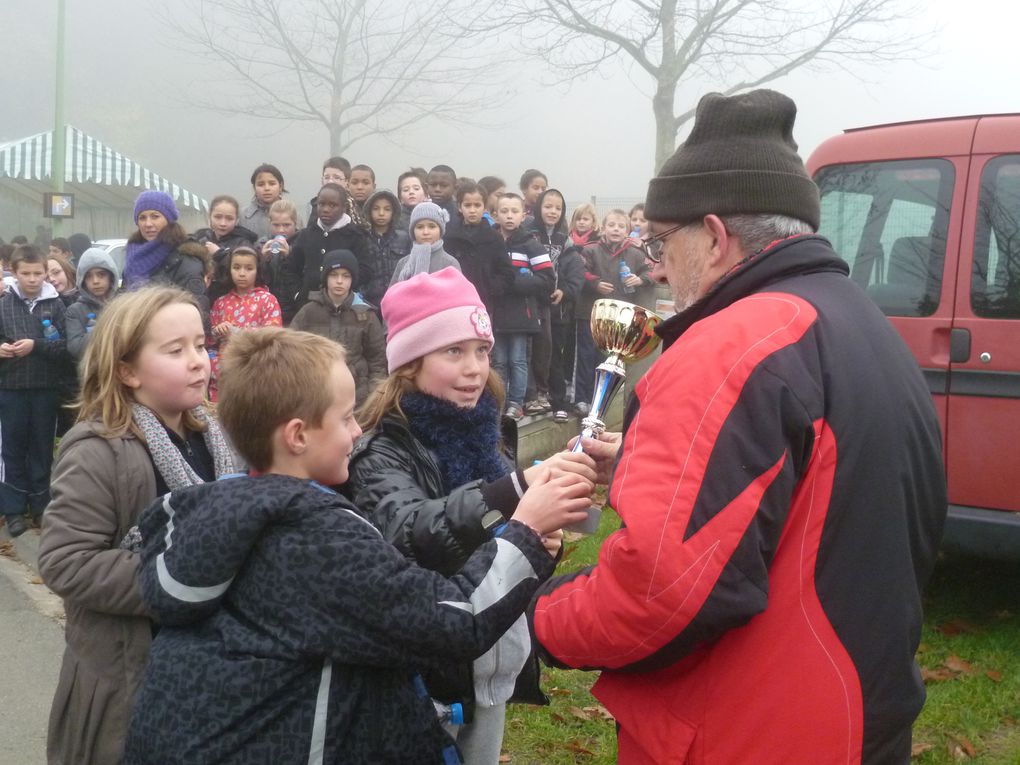 Les CE2, CM1 et CM2 de Brossolette ont participé au cross organisé par l'Office Municipal des Sports en forêt des Essarts