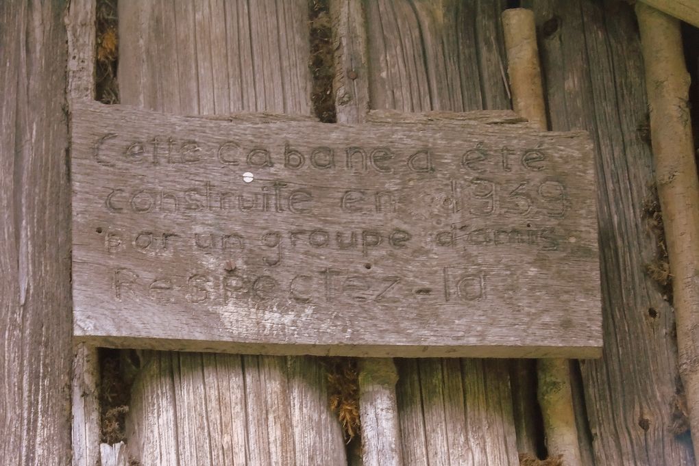 Randonnée découverte dans la brume qui révèle d'autres  paysages. Surprise ! Une cabane pour marcheurs fatigués ou perdus.