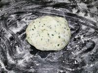 3 - Modeler la pâte en boudin en farinant le plan de travail, et la diviser en 8 parts égales. En faire des boules et les aplatir en conservant une certaine épaisseur (la galette ne doit pas être trop fine). Faire cuire au grill pendant 2 à 3 mn sur chaque face pour qu'elle soit bien dorée. 