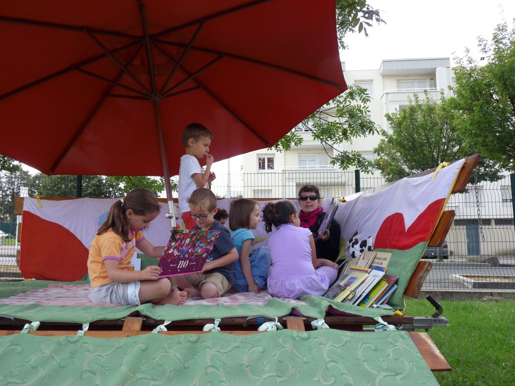 la "Charrette à Histoires" s'est promenée à la rencontre des enfants dans différents arrondissements de Lyon mais aussi à l'extérieur de la ville avec toujours plus d'albums à son bord.