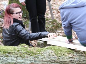 La dernière journée était consacrée à une activité mettant en oeuvre des compétences techniques et de coopération en équipe binationales. Les élèves répartis en quatre équipes avaient pour mission la réalisation d'une chaise à porteur avec des pièces de bois, de la ficelle, des outils de menuisier et des matières naturelles trouvées dans la forêt.