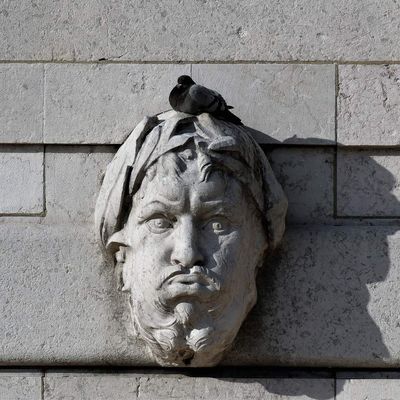 4 mars. Pourquoi tu fais la gueule ? C'est si lourd que ça un pigeon? (Fontaine des Tritons, square Louise Michel)