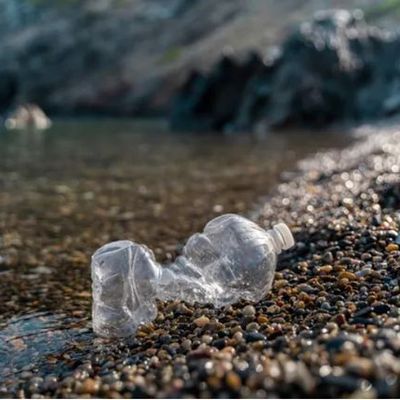 Un jeune Irlandais a développé une nouvelle technique pour capter les micros plastiques de l’océan…