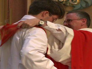Ordination du Père Louis-Emmanuel : vêture (Vidéo)