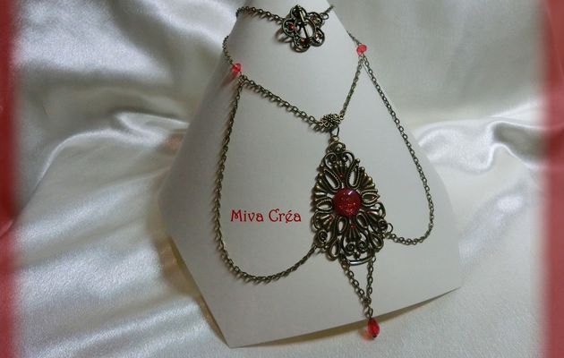 Collier ou sautoir rouge