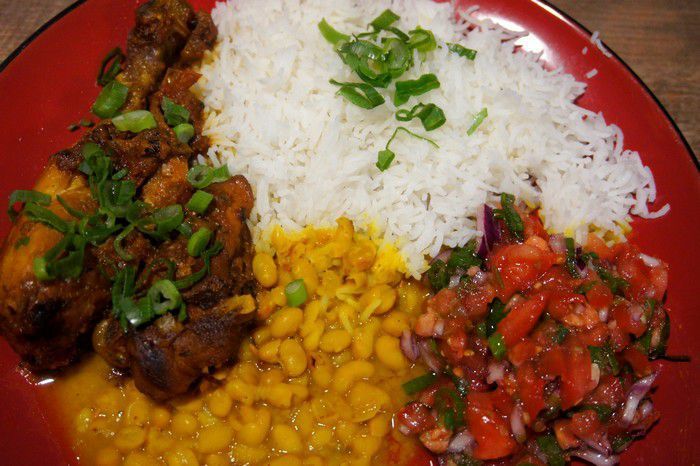 Cari de poulet accompagné d'un rougail tomate au combava.