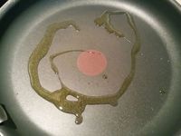 3 - Ressortir du four les tranches de pain de mie dorées. Verser un filet d'huile d'olive dans une poêle, laisser chauffer, puis disposer les triangles de pain de mie en rosace et les faisant se chevaucher. Verser l'omelette au centre de la poêle, laisser prendre quelques instants, puis réduire la puissance sur feu doux (5-6), incorporer les différents ingrédients (crevettes et chorizo) et laisser cuire 5 à 8 mn selon la consistance que vous aimez (baveuse ou non).   