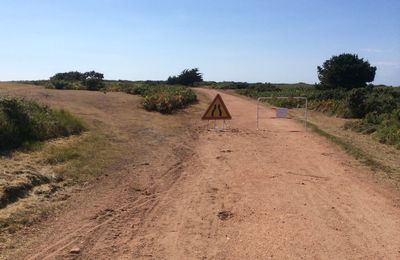 Une grande Première à Houat : un panneau indicateur routier!