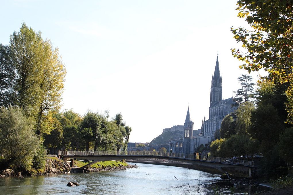 Aujourd'hui mercredi 20 la journée est consacrée à Lourdes, et nous commençons par la grotte