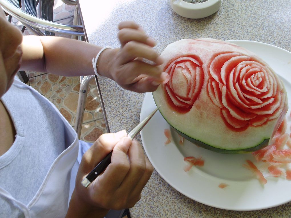 Apprendre à sculpter des fruits, est un art Thaïlandais. vous pourrez essayer au restaurant Le Chineur.
   Learn how to carve fruit, is a Thai art. you can try at Le Chineur