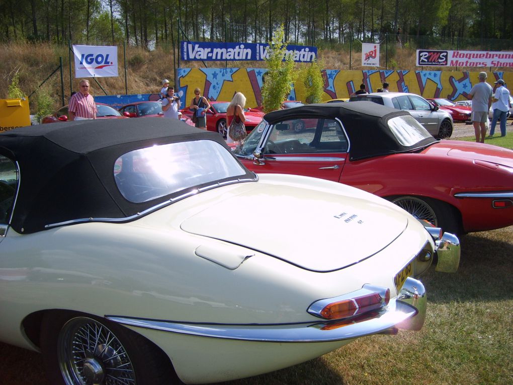 Photos voitures de sport d'occasion fabriquées en Angleterre. Vues extérieur carrosserie 3/4 avant et arrière. Marques Jaguar, Panther, Marcos, Triumph, Austin Healey, Austin. Modèles Type E, J72, GT 3000, TR3, GT6 MK2, Frog Eye, mini cooper.