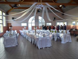 Voici la salle de jour. Nous avons placé des tentures et des pompons en papier de soie au plafond. Les tentures sont en réalité du chemin de table, c'est moins cher et tout aussi beau ! J'avais aussi mis deux grosses horloges style rétro pour habiller les murs.