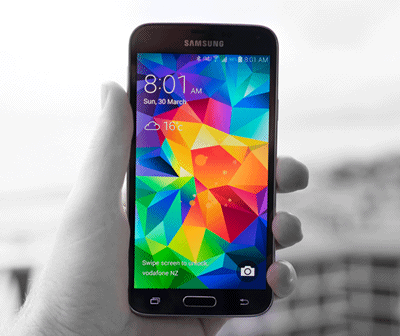 Comment régler les problèmes de noircissement et de scintillement de l'écran du Samsung Galaxy S5 ?