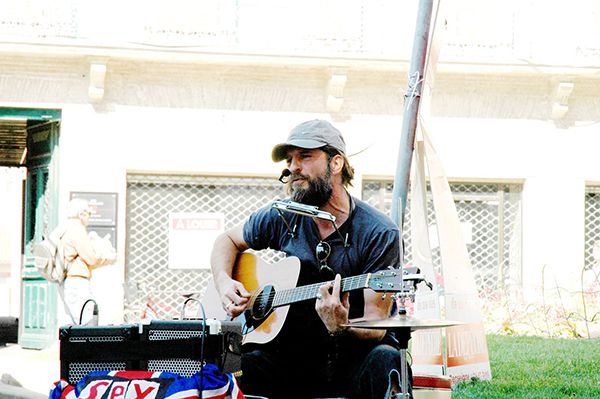 musicien rue guitare