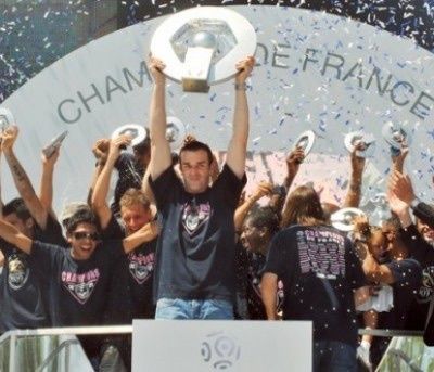 Le championnat de France de foot-ball commence ce soir: 38 journées pour éviter la grisaille du quotidien  et oublier un moment sa conscience de citoyen.