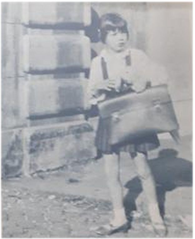 Italy, Liza Todd running - Rome (probably): Liza Todd and Maria Burton, carrying their schoolbag, go to school.