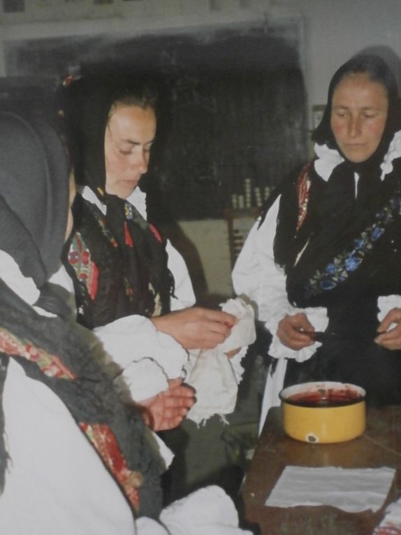 exposition de peintres "naifs" de la région , de costumes et de matériels agricoles au musée attenant  que récupère l 'église catholique.