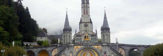 LE SANCTUAIRE DE NOTRE DAME DE LOURDES  . . .