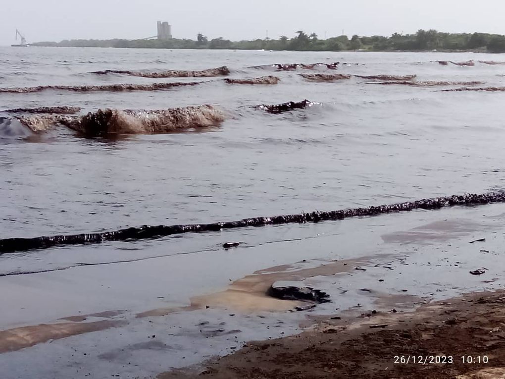Desbordamiento de laguna de oxidación de la Refinería El Palito afecta costas de Carabobo (+Fotos y video)