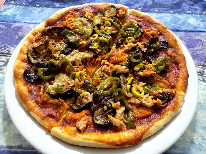 Aperçu de la pizza au thon et légumes.