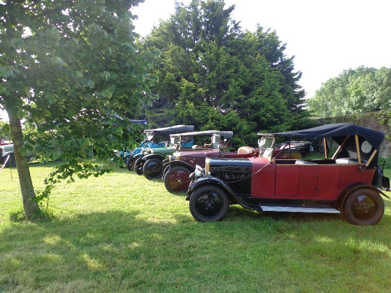 photos de l'exposition de voiture anciennes par l'atelier du temps dans le parc du restaurant Benureau