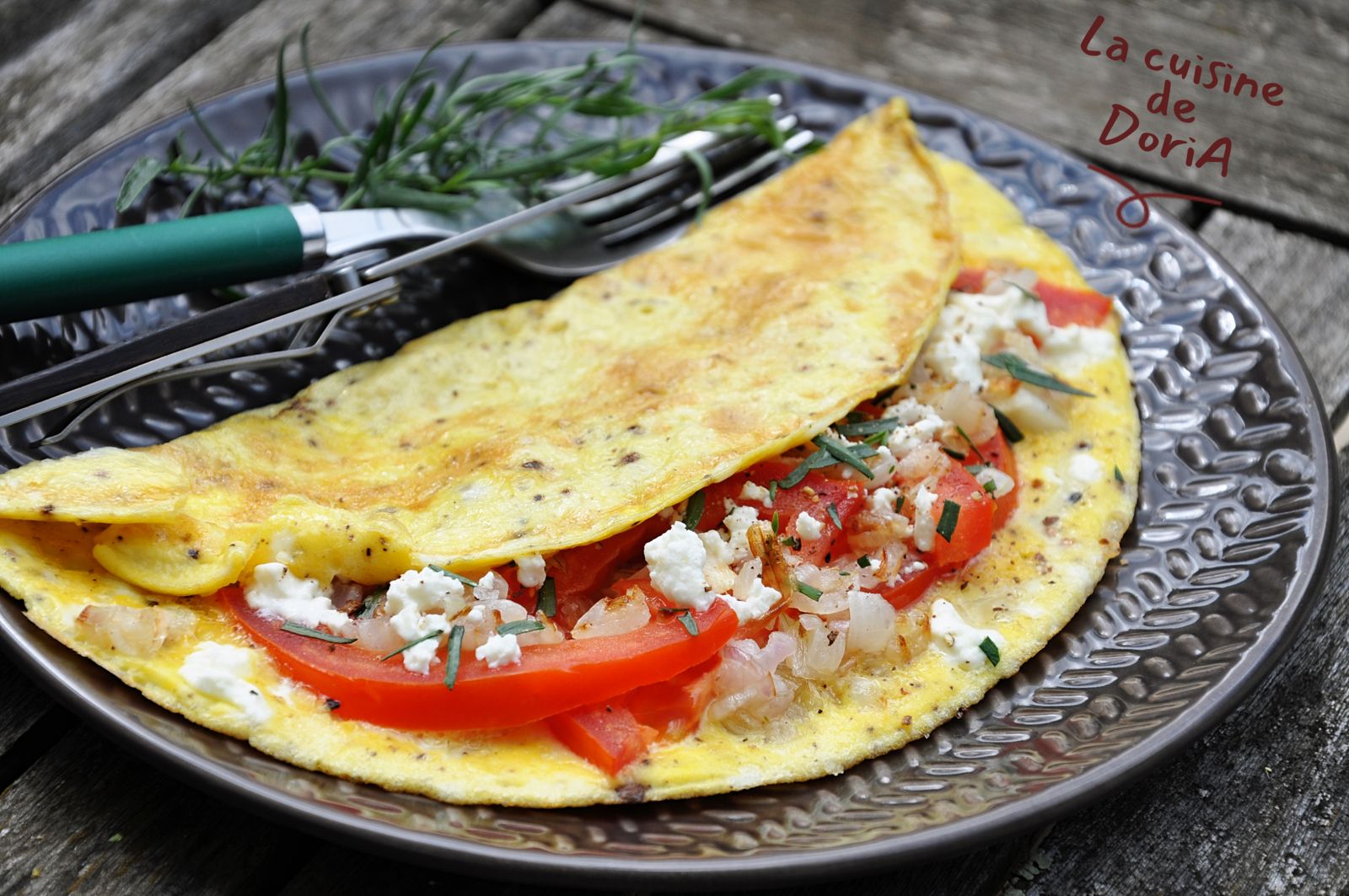 Omelette à la tomate, fêta et oignon rouge