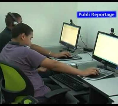 Un grand cyber café ouvre ses portes.