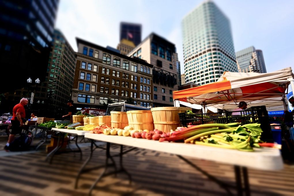 Haymarket, un marché en plein centre ville, présent 2 jours par semaine, the Rose Kennedy Greenway et sa nouvelle fresque, un aigle royal offert par la reine Elisabeth 2 et le musée du Boston Tea Party.