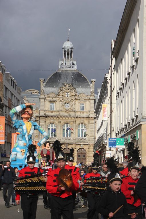 Ces ambassadeurs originaux de taille exceptionnelle représentant bien l'attirance du fantastique plus vivace que jamais à notre époque. Symboles au même titre que les beffrois et les moulins, ils sont les témoins historiques et l'âme des cortège, où religiion et traditions laïques se mêlent avec bonheur. Annie DEGROOTE FIER DËTRE NORDISTE Ed. OUEST-FRANCEi