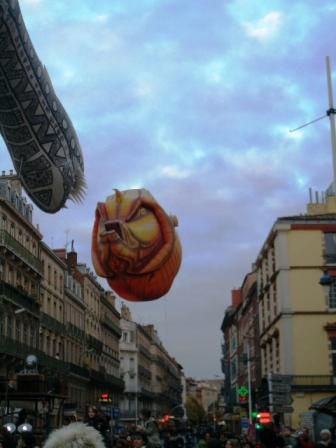 <p>A l'occasion de la candidature de Toulouse pour &ecirc;tre capitale mondiale de la culture en 2013, les plasticiens volants nous ont offert un vrai bon moment dans les rues de Toulouse et place du Capitole.</p>
<p>Du grand spectacle ....</p>