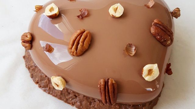Entremets Cœur Chocolat au lait Noix de Pécan Noisette avec Bédouin Fruits secs