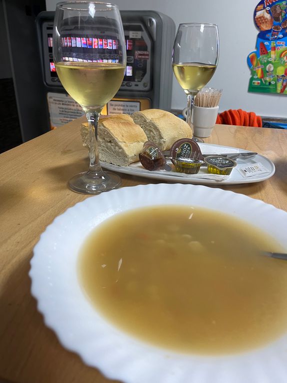 Repas au bar Magro et excellente nuit au chaud dans notre auberge municipale de cette petite ville accueillante pour les pelerins