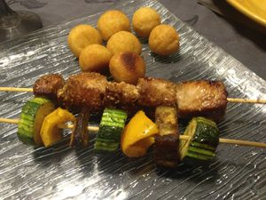 Brochettes de volaille sucrées au sésame et sa brochette de légumes du soleil parfumée au couscous