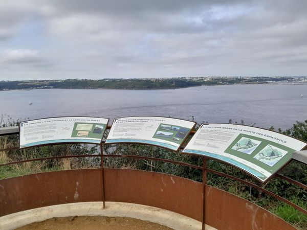 Triptyque du point de vue, consacré à la place de la presqu'île de Crozon dans la défense de Brest, aux fortifications du Goulet et à la batterie basse de la pointe des Espagnols