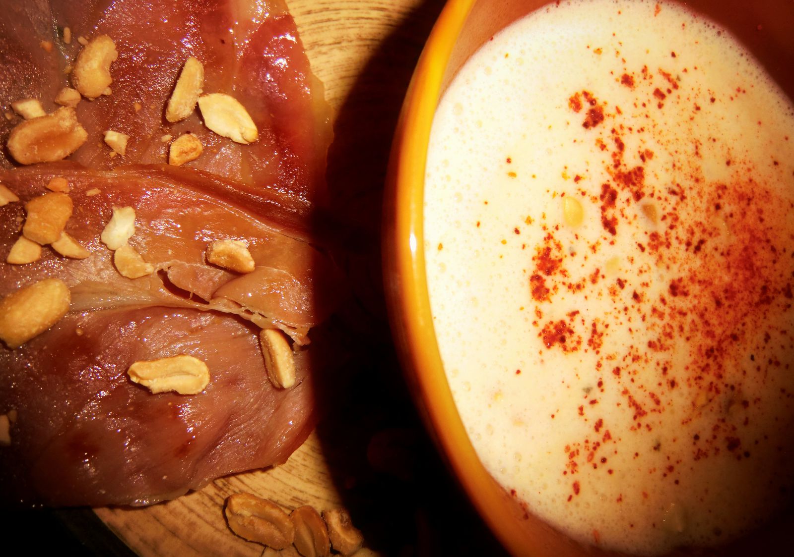 Velouté d'échalotes au piment d'espelette, jambon et cacahuètes, noix de cajou.