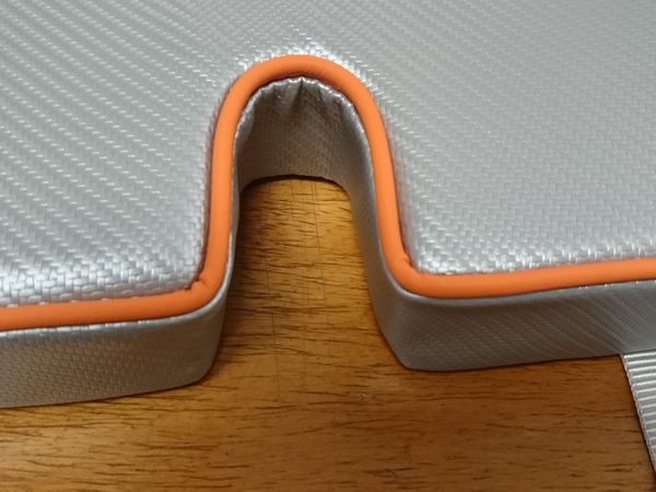 Housses en simili "Carbon Fiber Silver" avec passepoil orange