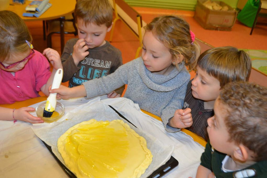 Trop drôle : on a peint les galettes avec du jaune d'oeuf !! et on a fait des traces sans appuyer avec une fourchette !