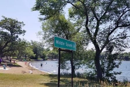 Middle Spunk Lake à Avon (Minnesota), un des lieux des randonnée associés à Lake Wobegon, photographié en 2021. 