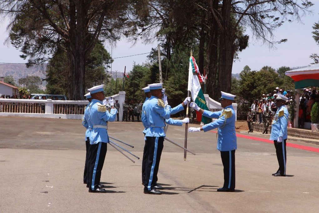 16 octobre 2012. Le Président Andry Rajoelina à l'Académie militaire et offre de dons à la ville d'Antsirabe.