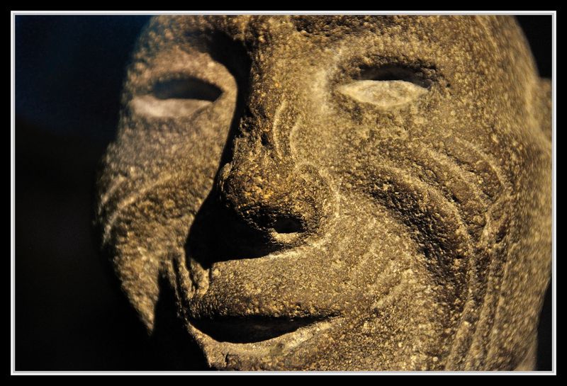 Des masques photographiés au Musée du Quai Branly.