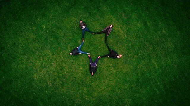 Des amis allongés sur l’herbe