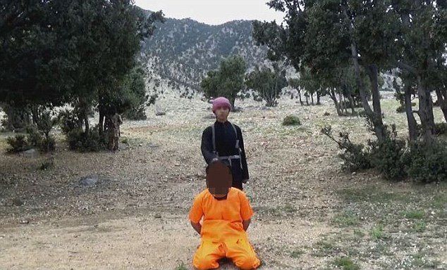 El video de la ejecución de un talibán, a manos de uno de los ''cachorros'' del Estado Islámico