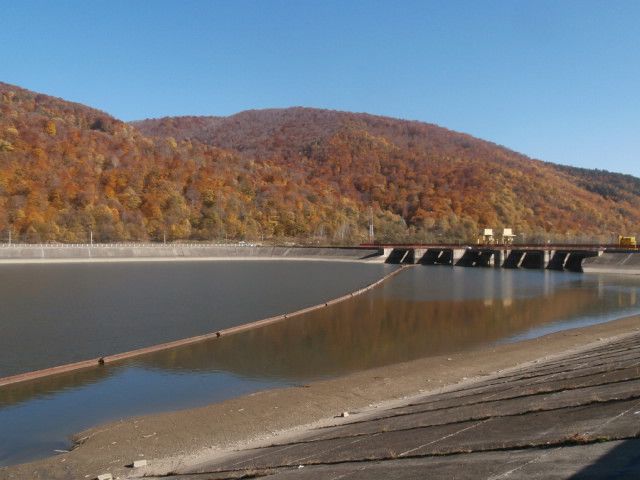 La plaine entre Caracal et Rm Valcea, puis le parc naturel de Cozia avec son monastère vu l an dernier sous des trombes d'eau.l, puis Voineasa.