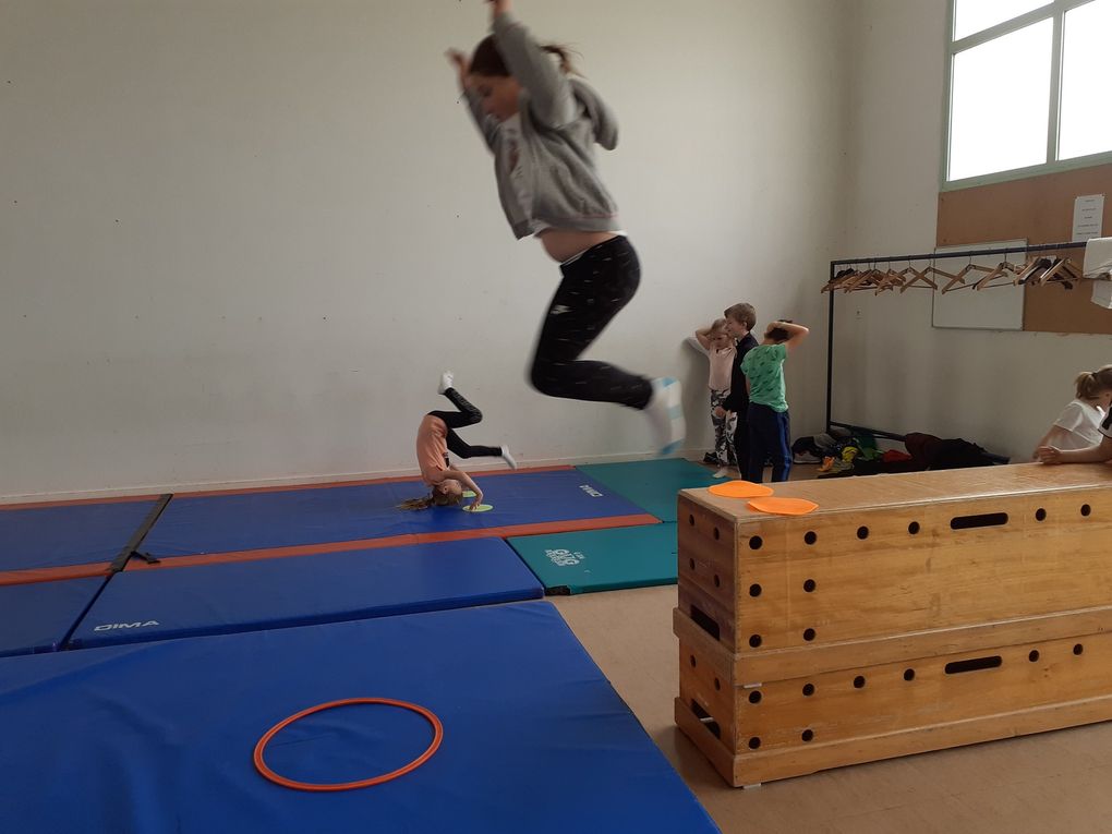 Depuis la rentrée d'avril les ce1 et cp ont bénéficié de séances de gym à la salle avant de commencer  le vélo à partir du 7 juin