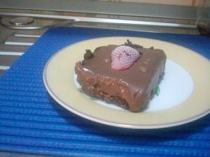 Torta con ganache al cioccolato e fragole