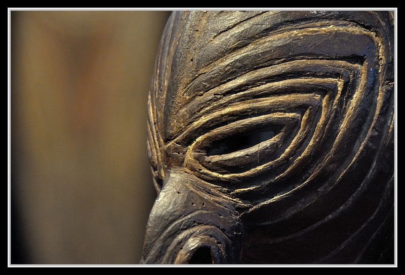 Des masques photographiés au Musée du Quai Branly.