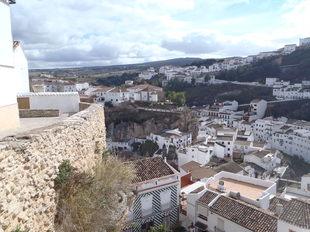 Setenil de las bodegas: un petit village proche de Rondaavec à mon goût encore plus de charme, peut être du fait que j'étais le seul touriste, et qu'il faisait assez beau et BON.Enfin vous pouvez le voir le village est semi troglodyte et construit sur les borda du Guadalporcun un petit cour d'eau qui a creusé toute la vallée et les espaces poir les maisons. Si vois devez aller manger là bas?une adresse :le bar ''La Escueva'' qui est lui aussi troglo, et son chef un vrai amoureux de cuisine, bon dans ce qu'il fait.