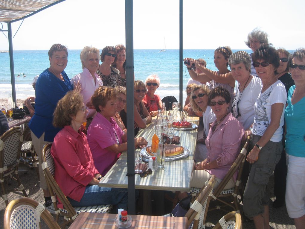 L'Oustaou aux Sablettes: les pieds (seulement!) sous la table!