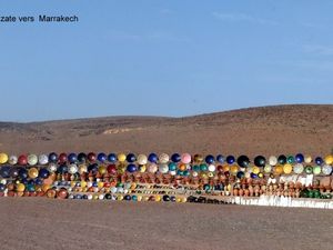 de Ouarzazate en passant par le Tizin-tichka vers Marrakech:route de 200kms franchissant le haut atlas ,beauté des paysages,contraste entre deux régions verte et humide au nord ,rouge et sèche au sud     succession de virages ,palette de toutes les teintes de rose ,rouge ,ver tavant d arriver au col à 2300 m d altitude